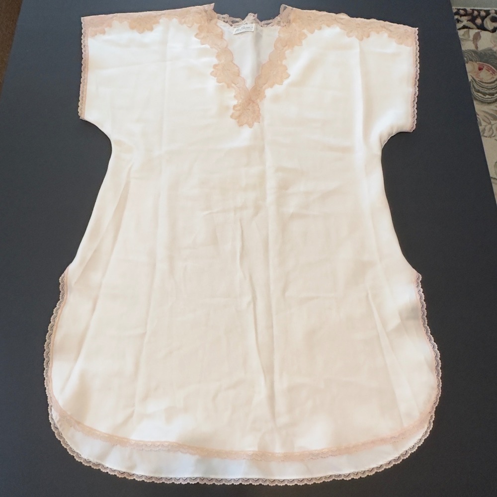 Vintage Miss Elaine Nightgown White Peach Lace Trim VNeck Sleep Shirt Medium USA